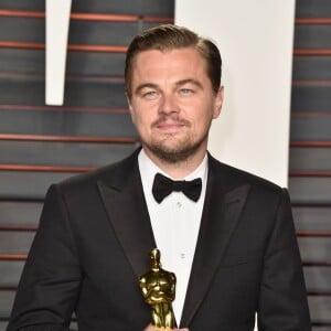 Em 2015, a imprensa de internacional afirmou que ele Leonardo DiCaprio estava ficando até 'viciado' e usava um nome falso para poder conversar de forma mais tranquila