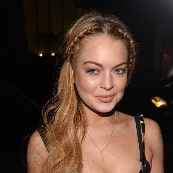 Em 2013, Lindsay Lohan revelou em seu perfil do Instagram que havia aplicado uma pegadinha em seu irmão. 'Nós demos match no tinder', revelando que usa o app