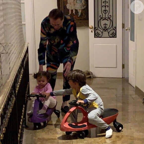 Silvio Santos se divertiu com os netos Pedro e Jane, filhos de Patricia Abravanel, e roubou a cena por conta de seu pijama: 'Estiloso'