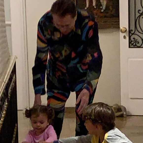 Silvio Santos se divertiu com os netos Pedro e Jane, filhos de Patricia Abravanel, e roubou a cena por conta de seu pijama: 'Estiloso'