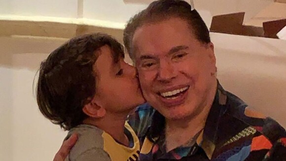De pijama, Silvio Santos rouba a cena ao ganhar beijo do neto Pedro: 'Estiloso'