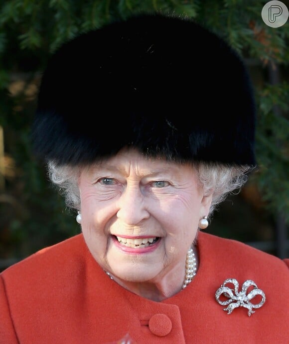 Rainha Elizabeth II teria sido vista andando desorientada nos jardins do Palácio de Buckingham