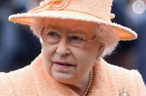 Rainha Elizabeth II estaria achando que o filho príncipe Charles é seu marido