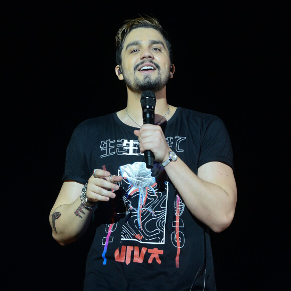 Luan Santana viaja por cidades do Brasil em avião particular em vídeo no Youtube