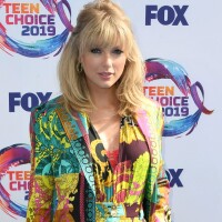 Taylor Swift aposta em conjuntinho grifado no Teen Choice Awards. Aos detalhes!