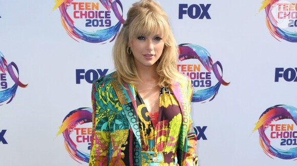 Taylor Swift e mais famosas apostaram em looks grifados para a premiação do Teen Choice Awards neste domingo, dia 11 de agosto de 2019