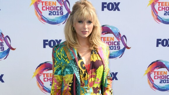 Taylor Swift aposta em conjuntinho grifado no Teen Choice Awards. Aos detalhes!
