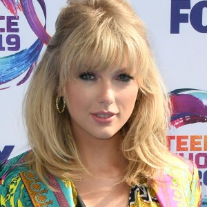 Taylor Swift apostou em uma make com sombra azul e rosa nos olhos  para a premiação do Teen Choice Awards neste domingo, dia 11 de agosto de 2019