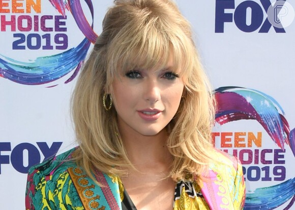 Taylor Swift apostou em uma make com sombra azul e rosa nos olhos  para a premiação do Teen Choice Awards neste domingo, dia 11 de agosto de 2019