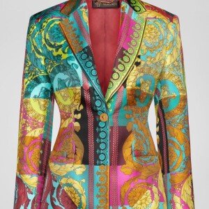 Taylor Swift usou um blazer da grife Versace para a premiação do Teen Choice Awards neste domingo, dia 11 de agosto de 2019