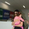 Protetor, Mateus Solano caminha pelo aeroporto com sua filha, Flora