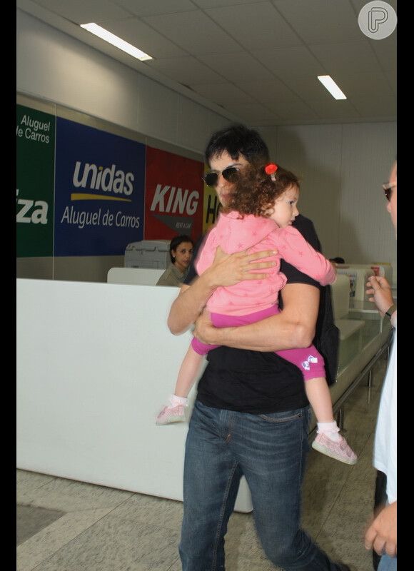 Protetor, Mateus Solano caminha pelo aeroporto com sua filha, Flora