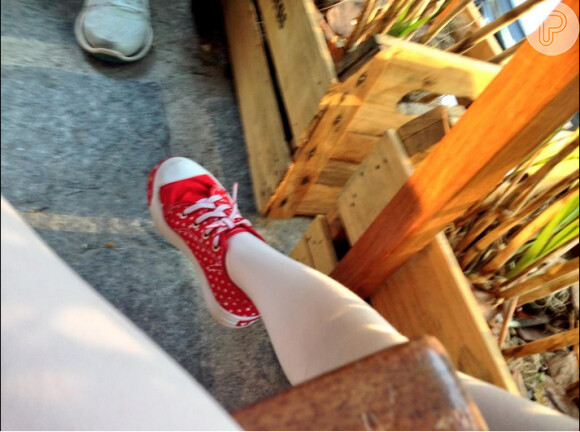 Esse tênis vermelho com bolinhas brancas é uma fofura tal como a dona, Flora