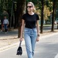 Jeans reto, t-shirt e bolsa de mão: simplicidade total no look de Helena Bordon