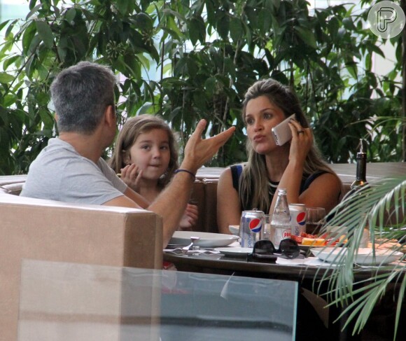 Flávia Alessandra e Otaviano Costa almoçam com a filha Olivia