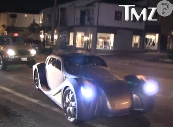 Will.I.Am desfilou com carro avaliado em R$ 1,8 milhão em Hollywood, segundo informações do site 'TMZ', nesta quarta-feira, 20 de fevereiro de 2013