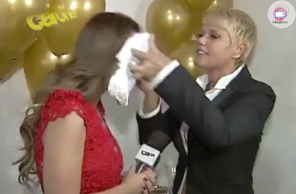 Xuxa dá tortada na cara da apresentadora de TV Cecília Ribeiro em Minas Gerais. Jornalista brinca: 'Tudo bem, gente! Quem aí já levou uma tortada da Xuxa?'