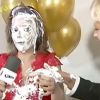 Xuxa dá tortada na cara da apresentadora de TV Cecília Ribeiro durante programa 'Carona' na TV Integração, afiliada à Rede Globo