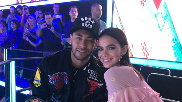 Ivan Moré posta foto com Bruna Marquezine, marca Neymar e jogador curte:'Brumar'