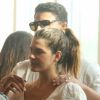 Cauã Reymond e Mariana Goldfarb trocam carinhos em fila de cinema
