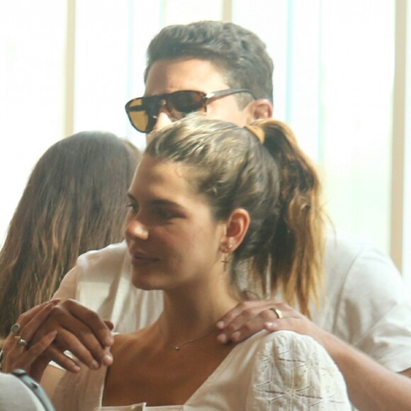 Cauã Reymond e Mariana Goldfarb trocam carinhos em fila de cinema