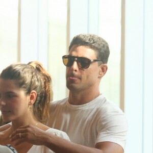 Cauã Reymond e Mariana Goldfarb combinam look com camiseta branca e calça jeans em ida ao cinema