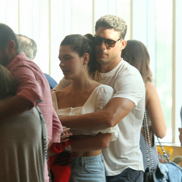 Mariana Goldfarb deixa barriga sequinha à mostra em look para ir ao cinema