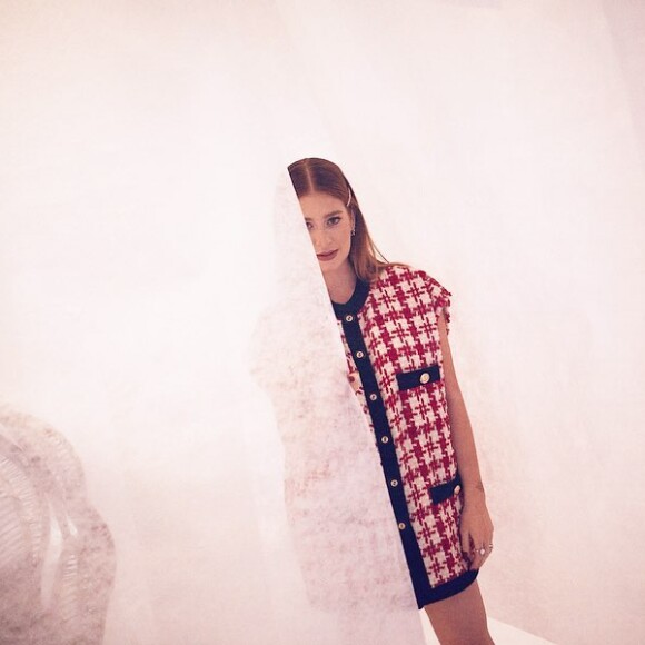 Marina Ruy Barbosa adota look estiloso de grife de R$ 33 mil