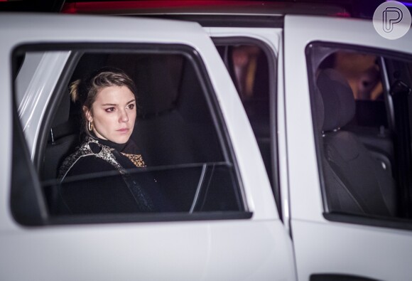 Dalila (Alice Wegmann) foge da polícia na novela 'Órfãos da Terra'
