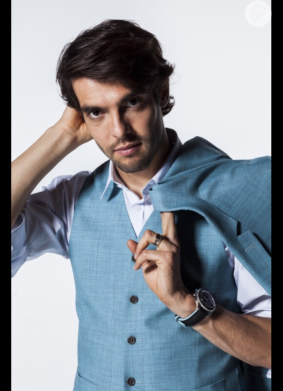 Kaká posa estiloso e ensina como montar looks na edição de outubro da revista 'GQ Brasil'. As fotos foram divulgadas nesta terça-feira, 14 de outubro de 2014