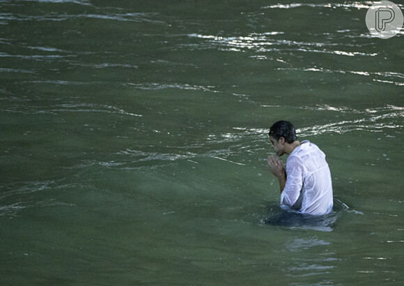 Em crise, Enrico (Joaquim Lopes) se joga no mar, em cena de 'Império'