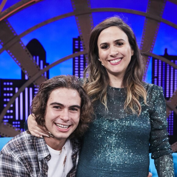 Tatá Werneck exibe barriga de gravidez em foto dormindo e ganha conselho de famosas