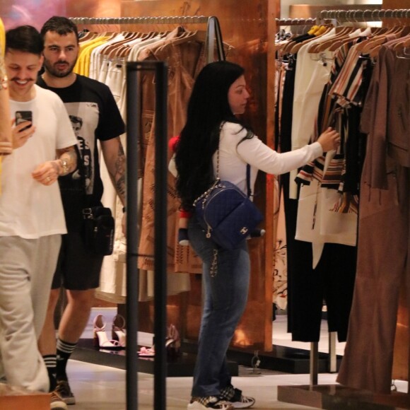 Mãe do cantor Saulo Poncio analisa roupas de grife e chama atenção de mochila Chanel