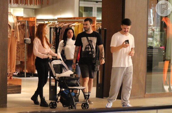 Saulo Poncio vai às compras com mãe, irmã e dois amigos no shopping Village Mall, na Barra da Tijuca, zona oeste do Rio de Janeiro, nesta quarta-feira, 20 de agosto de 2019