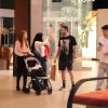 Cantor Saulo Poncio vai às compras com mãe e irmã no shopping Village Mall, na Barra da Tijuca, zona oeste do Rio de Janeiro, nesta quarta-feira, 20 de agosto de 2019