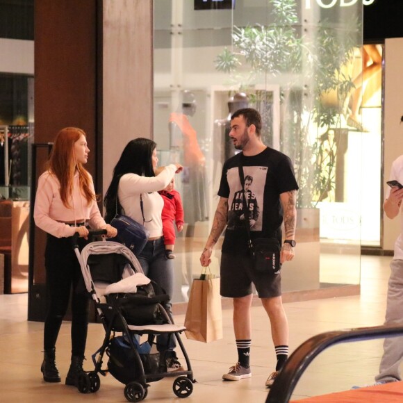 Cantor Saulo Poncio vai às compras com mãe e irmã no shopping Village Mall, na Barra da Tijuca, zona oeste do Rio de Janeiro, nesta quarta-feira, 20 de agosto de 2019