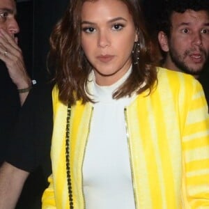 Bruna Marquezine aposta em jaqueta bomber com visual mais soltinho