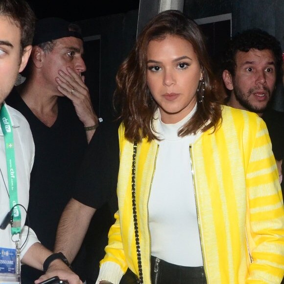 Bruna Marquezine aposta em jaqueta bomber com visual mais soltinho