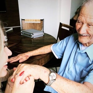 Marilia Mendonça relembrou uma foto em que aparecia em momento de carinho com o avô materno