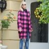 Gwen Stefani, 49, também apostou no scarpin e no casaco pinh para deixar o jeans mais estiloso