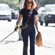 Natalie Portman, 38, apostou no look totalmente básico e casual para passear com o cachorro