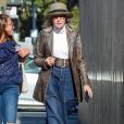 Diane Keaton misturou a pantalona jeans a itens de couro combinadinhos: blazer longo, cinto e sapatos