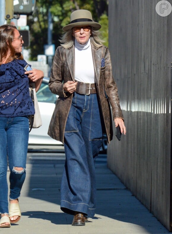 Diane Keaton misturou a pantalona jeans a itens de couro combinadinhos: blazer longo, cinto e sapatos