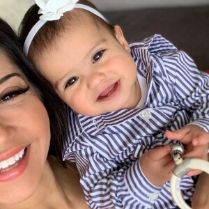 Mayra Cardi postou foto da filha, Sophia, de 10 meses, sorridente no seu colo: 'Meu dentinho'