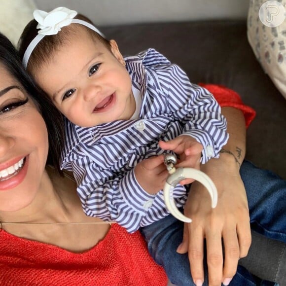 Mayra Cardi postou foto da filha, Sophia, de 10 meses, sorridente no seu colo: 'Meu dentinho'