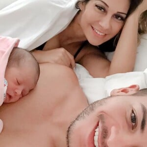 Arthur Aguiar afirmou ser um pai presente para a filha, Sophia, de 10 meses: 'Troco fralda, converso e brinco'