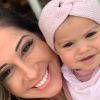 Mayra Cardi compartilhou foto com a filha, Sophia, de 10 meses, exibindo os primeiros dentinhos