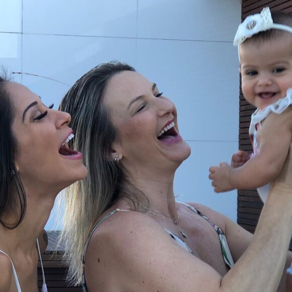 Filha de Mayra Cardi encantou a web ao mostrar seu primeiro dentinho e foi comparada ao pai, Arthur Aguiar: 'Sua cópia'