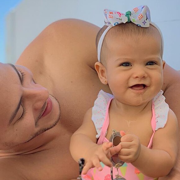 Arthur Aguiar é presente na rotina da filha, Sophia, de 10 meses