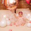 Sabrina Sato comemora os 8 meses de Zoe bom bolo e balões